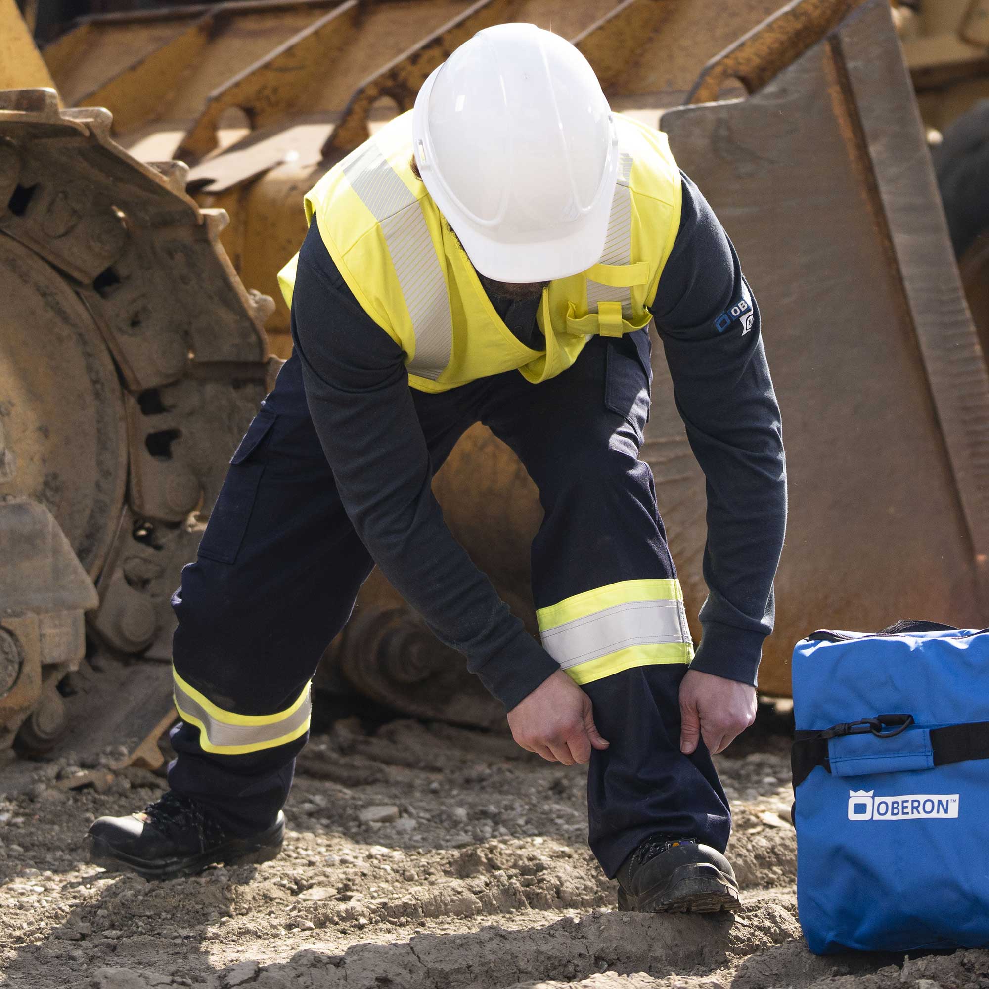 FR/Arc-Rated Hi-Vis/Navy Blue Cargo Pants Lifestyle Image
