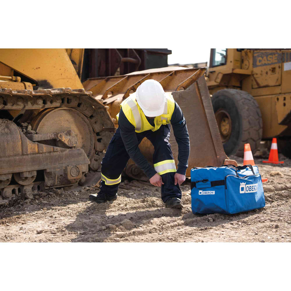 FR/Arc-Rated Hi-Vis/Navy Blue Cargo Pants LifestyleImage